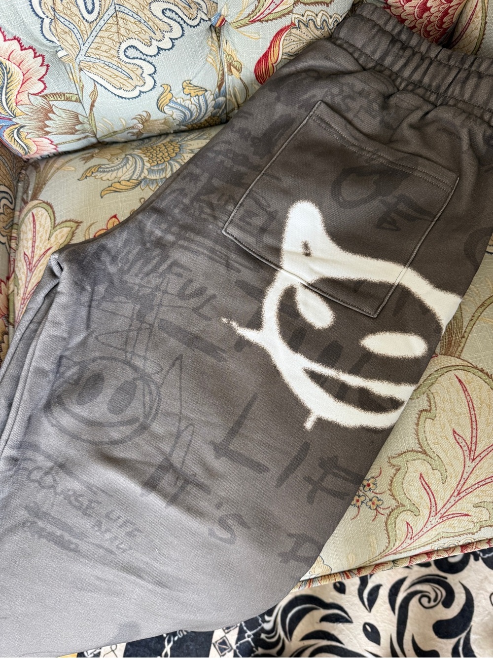 Weekend riot Sweatpants with White Drawstring - Picture 3 of 5